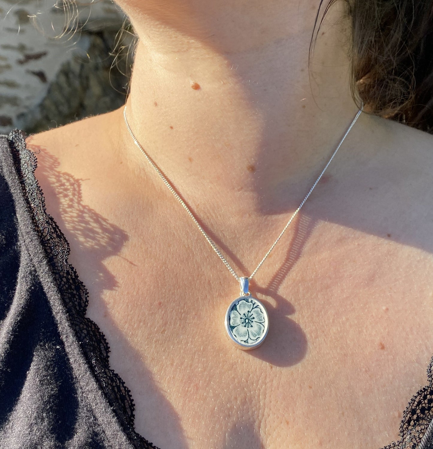 Collier vieille vaisselle bleu terre de fer