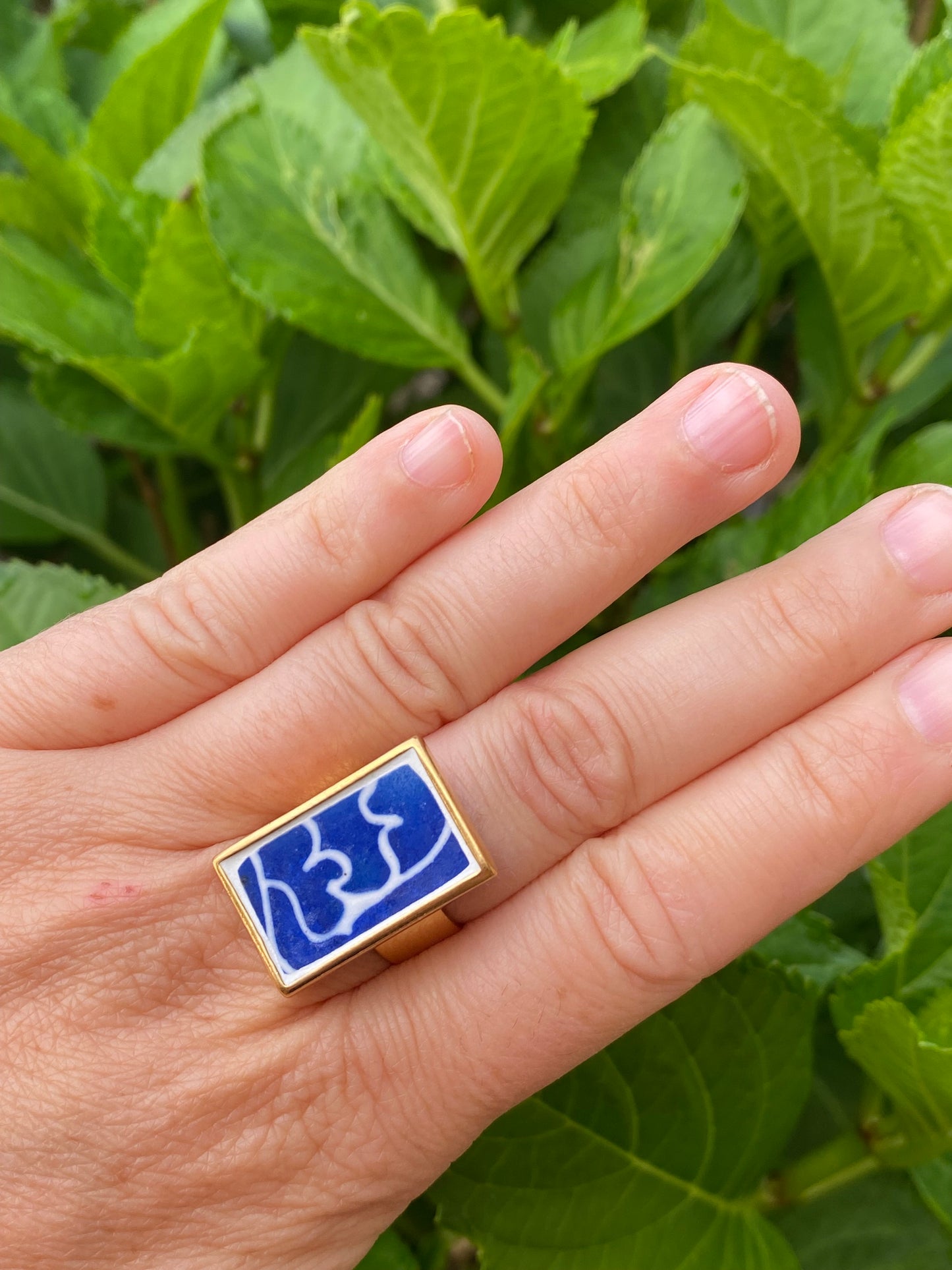 Bague en vaisselle ancienne la théière ébréchée, bleu roi, rectangle étain finition or