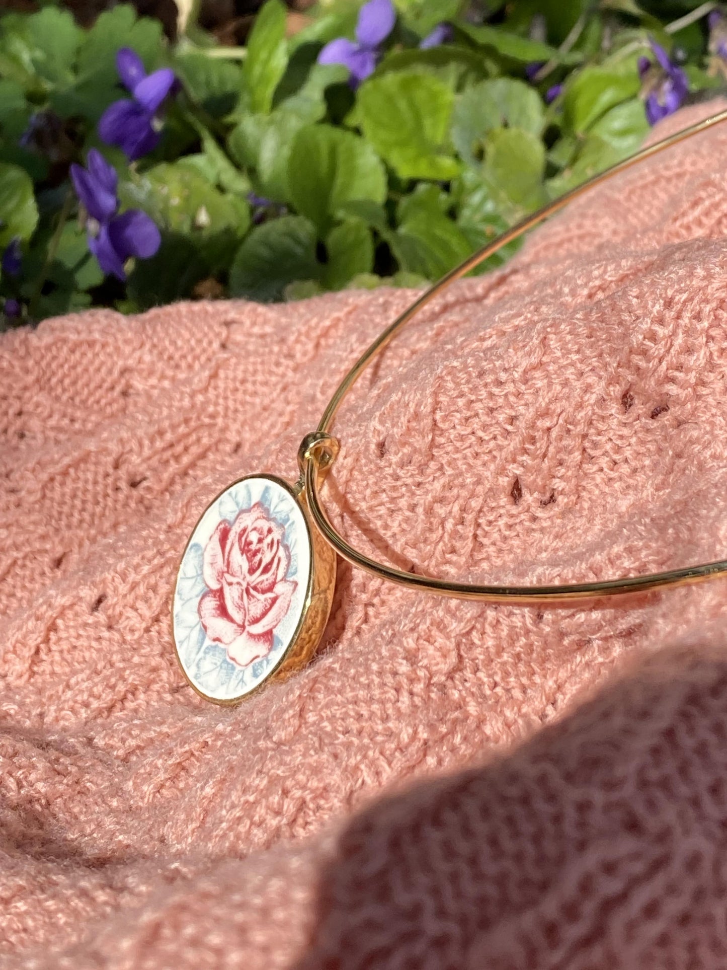 Collier tour de cou "fleur rose pale"