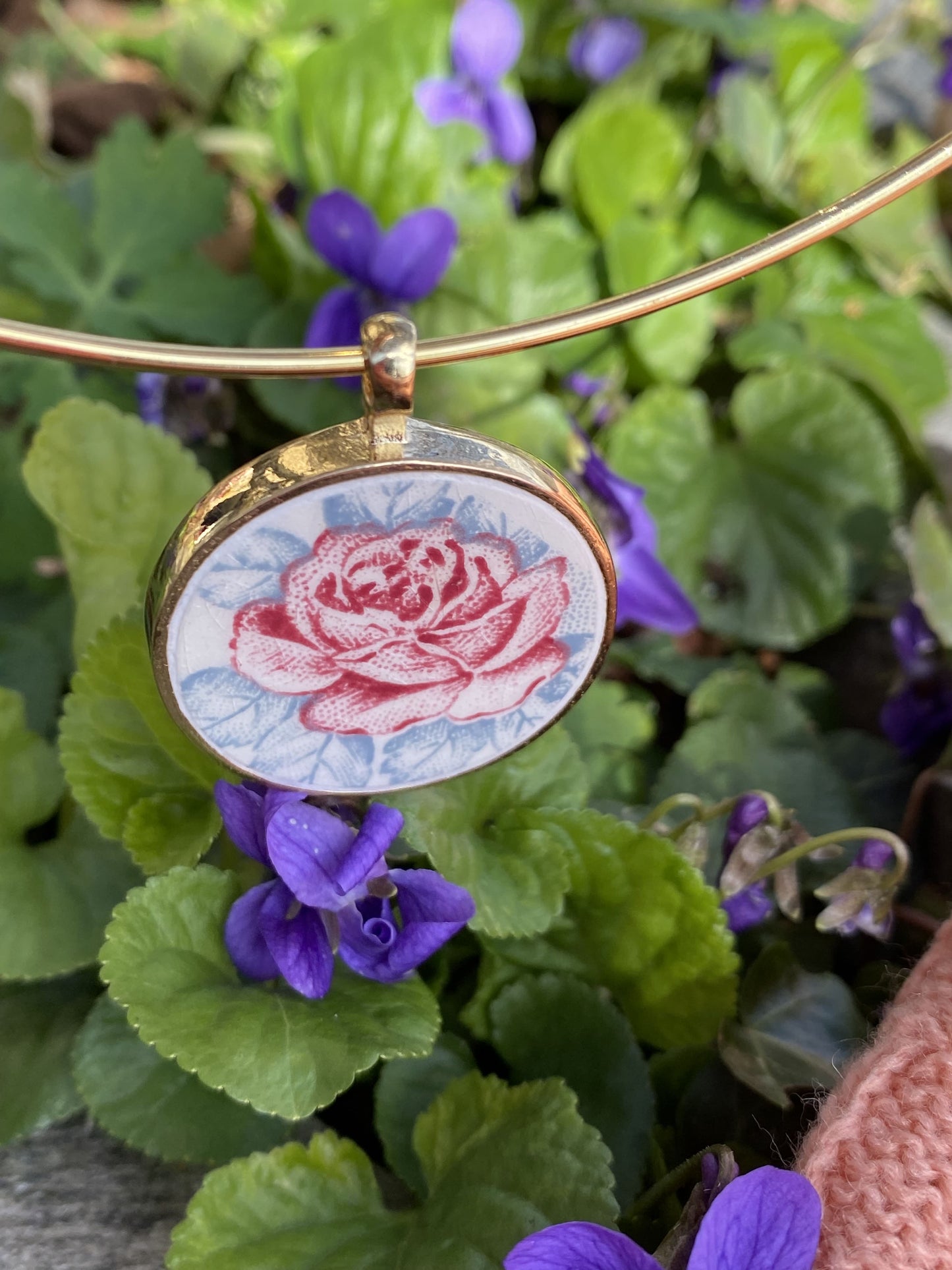Collier tour de cou "fleur rose pale"