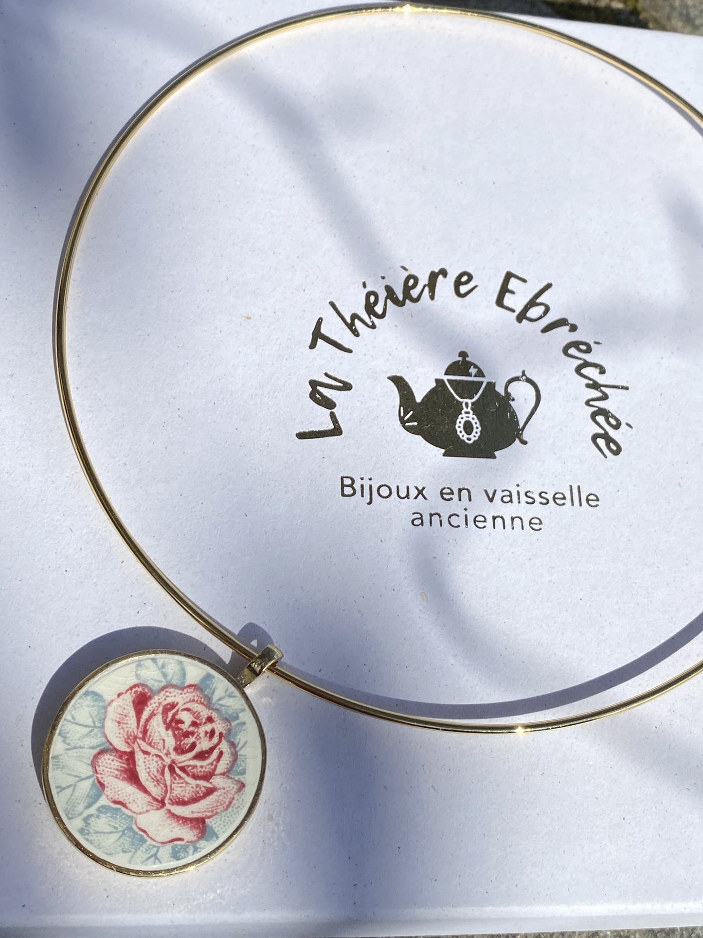 Collier tour de cou "fleur rose pale"