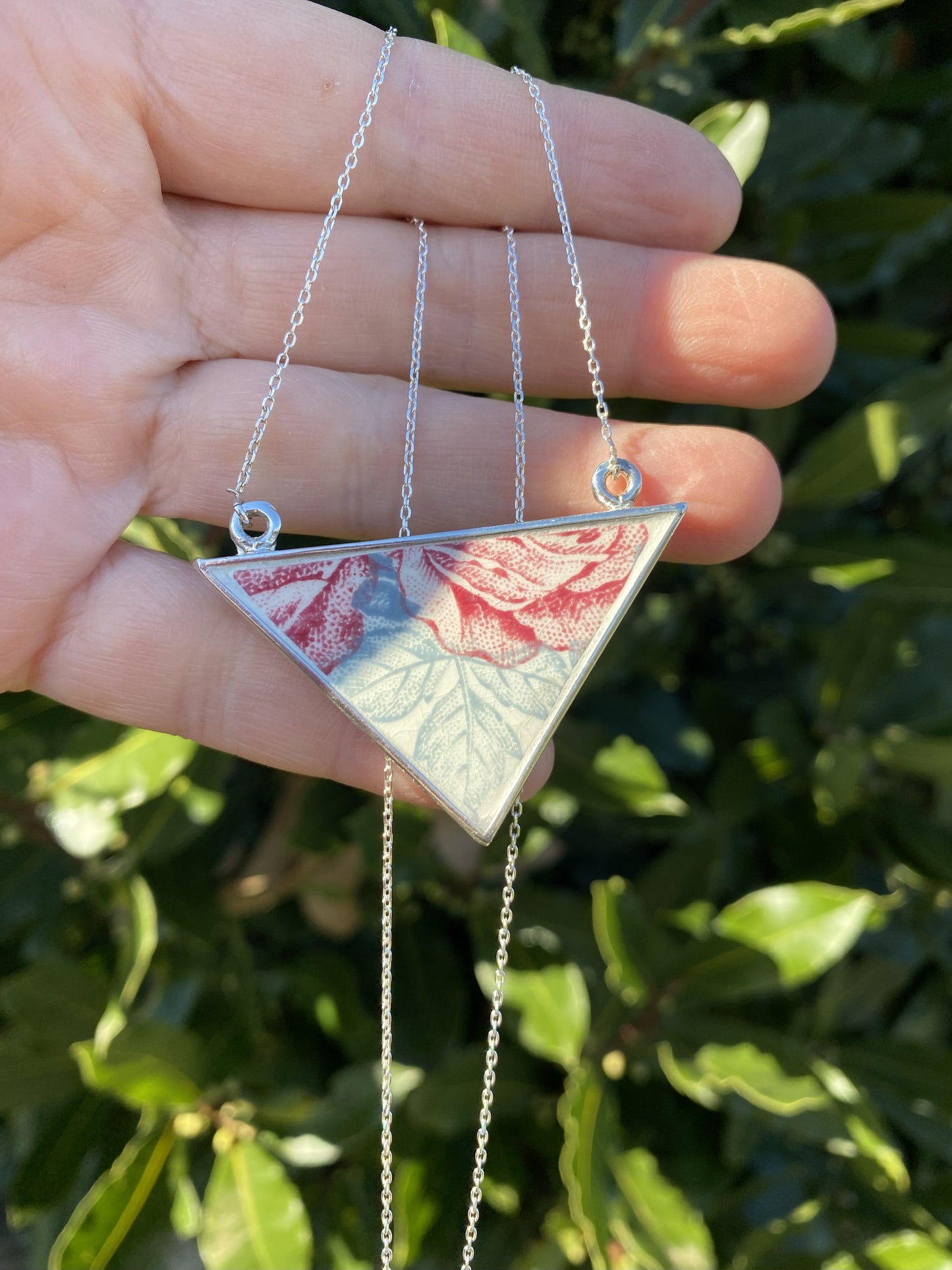 Collier triangle gris & rouge