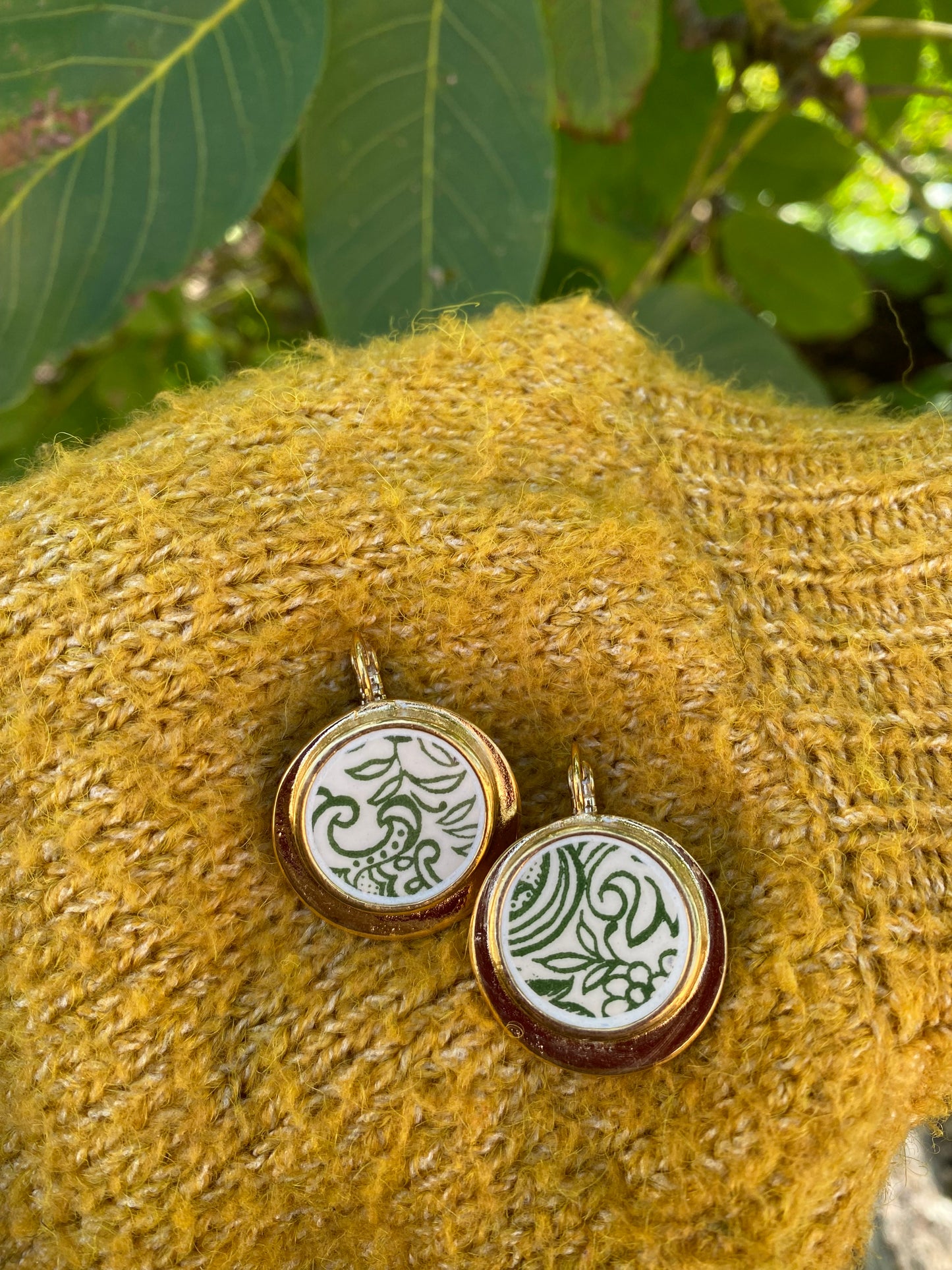 Boucles d’oreilles feuillage vert faience