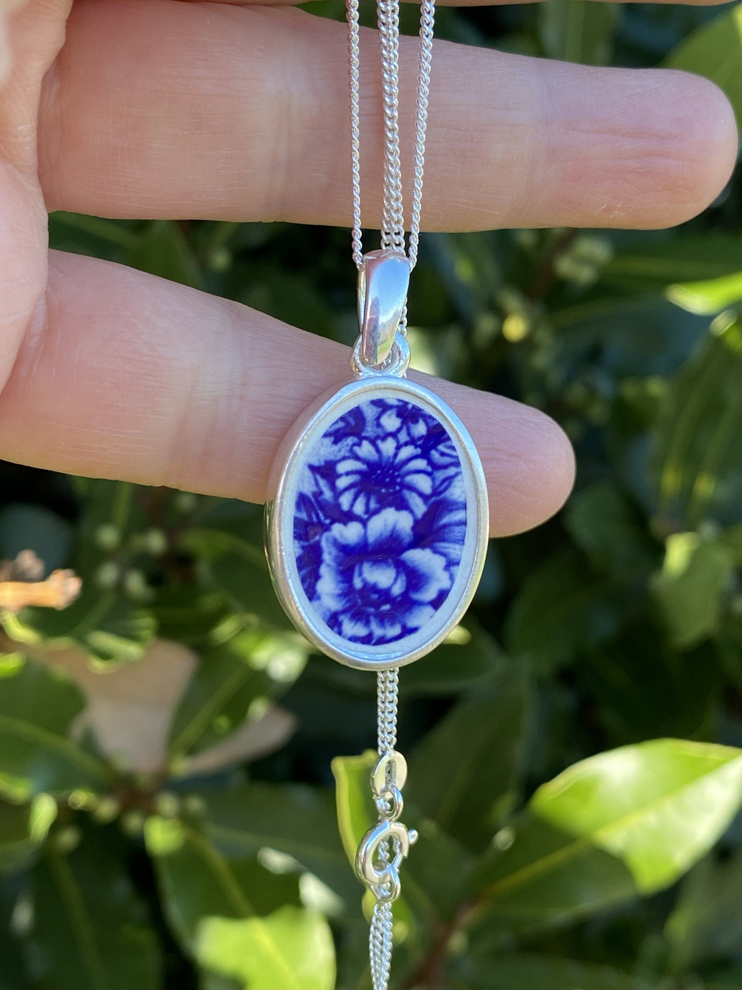 Collier floral bleu roi