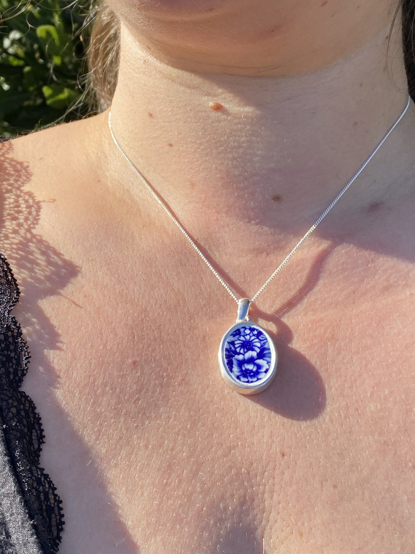 Collier floral bleu roi