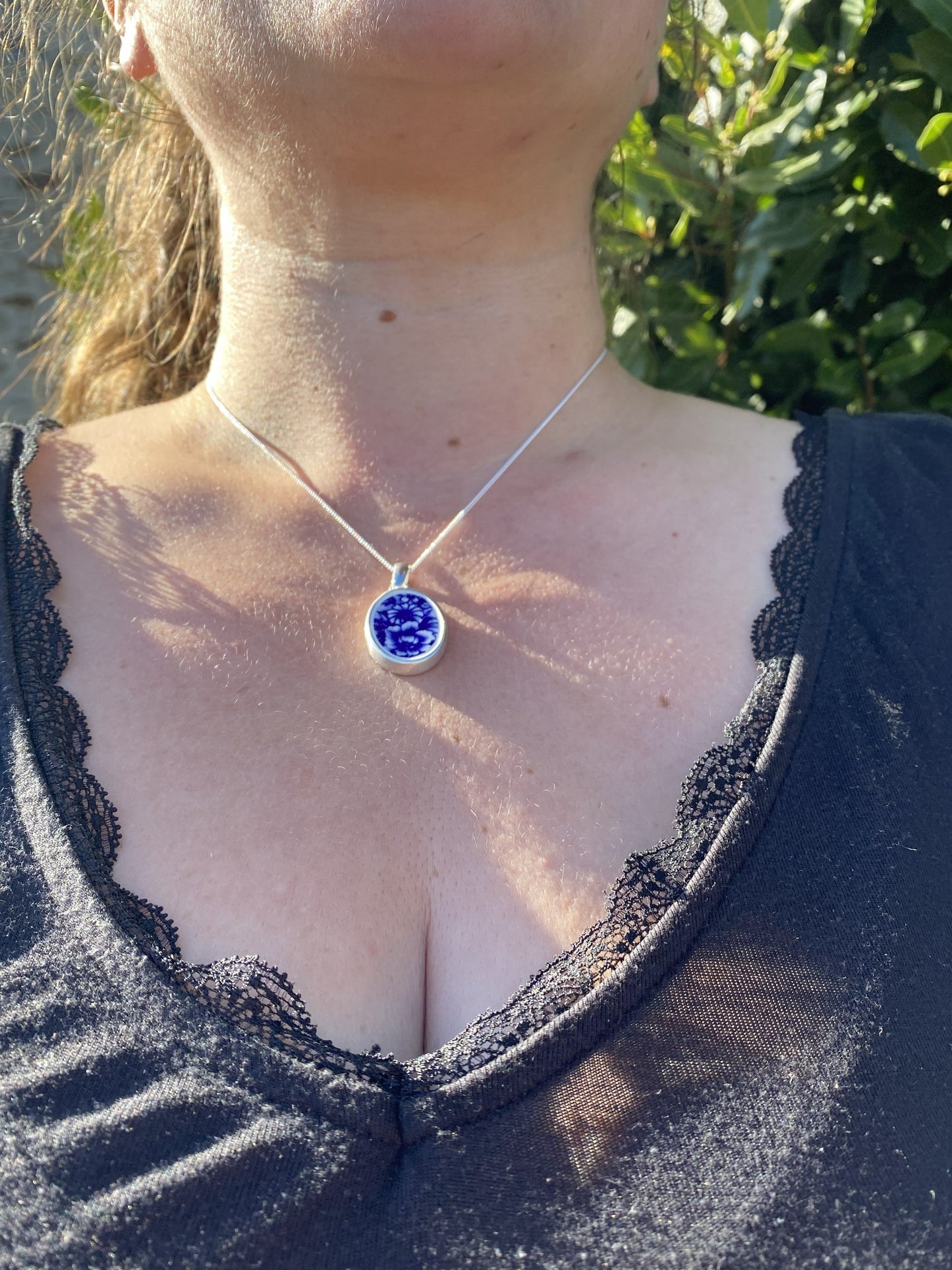 Collier floral bleu roi