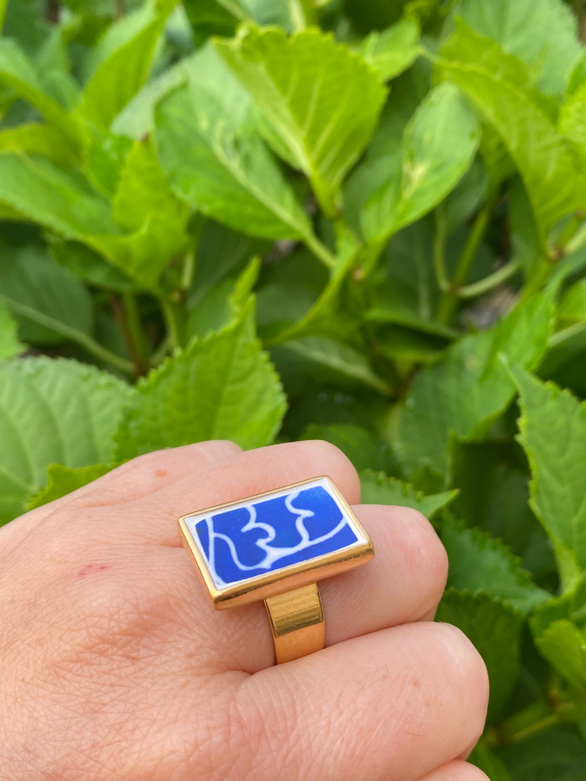 Bague en vaisselle ancienne la théière ébréchée, bleu roi, rectangle étain finition or 2