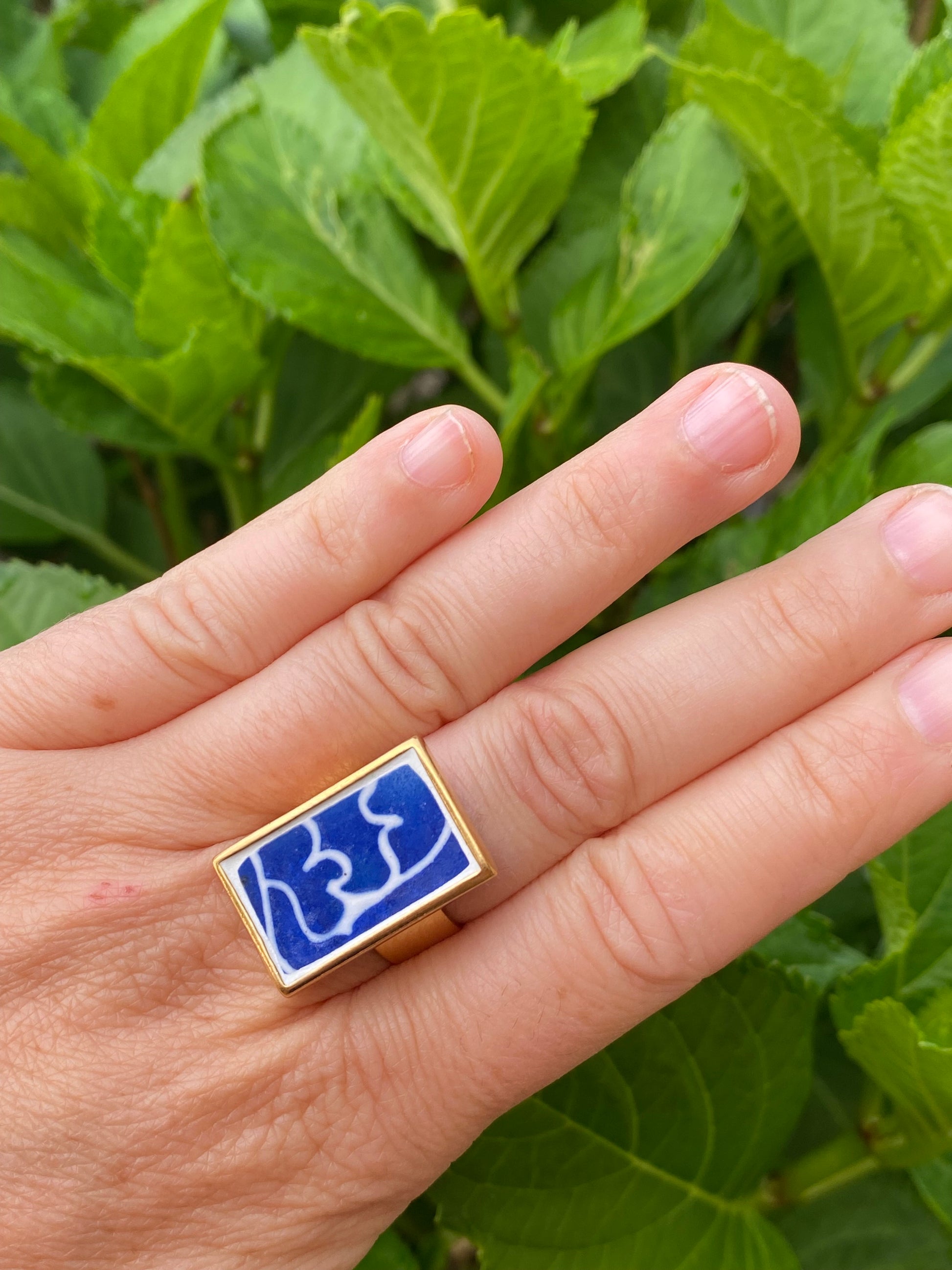 Bague en vaisselle ancienne la théière ébréchée, bleu roi, rectangle étain finition or