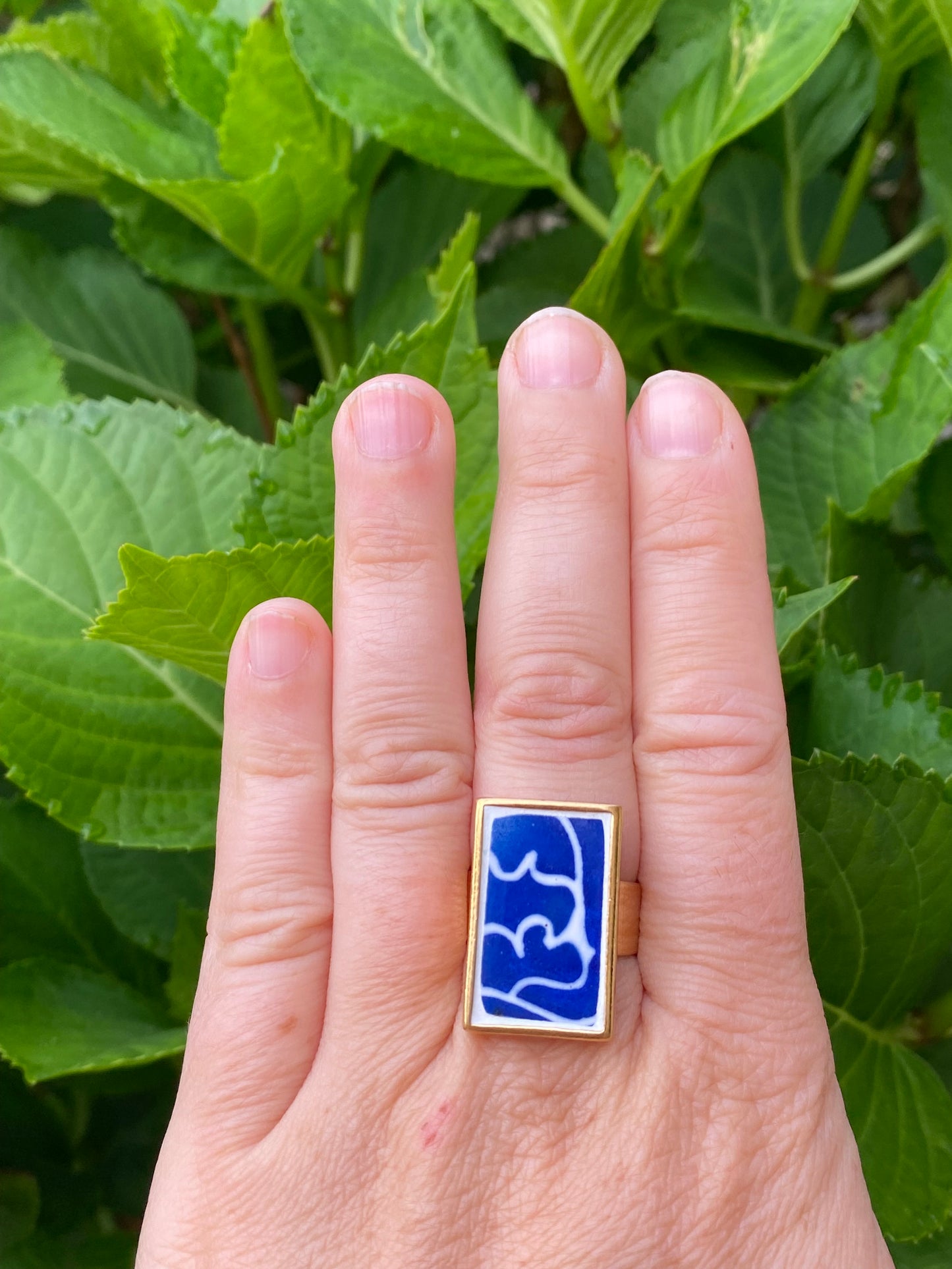Bague rectangle motifs abstraits bleu roi
