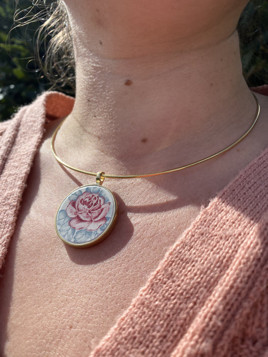 Collier tour de cou "fleur rose pale"