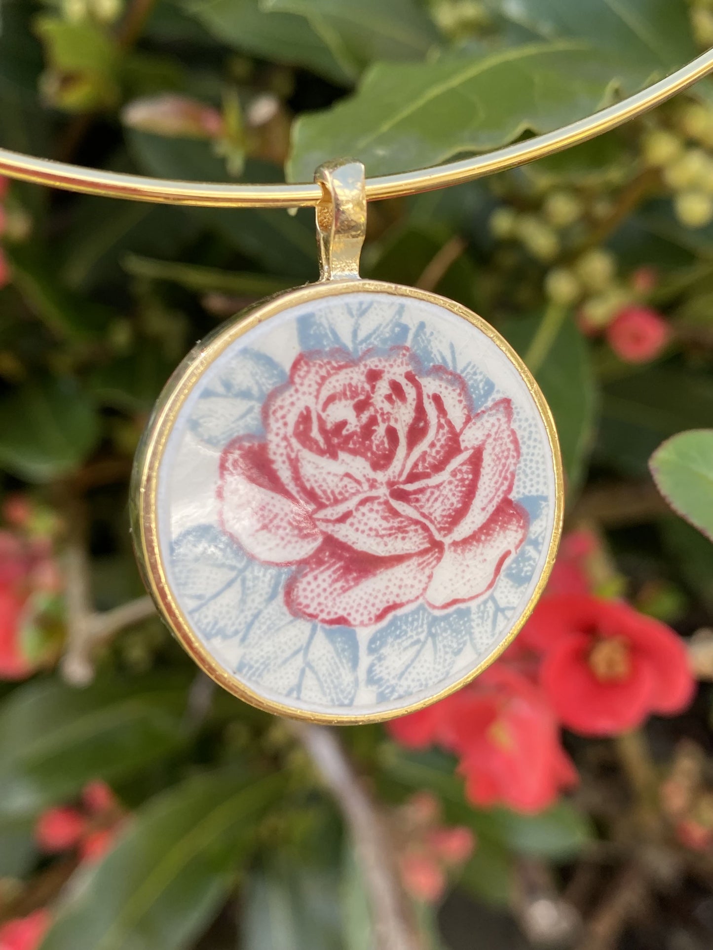 Collier tour de cou "fleur rose pale"
