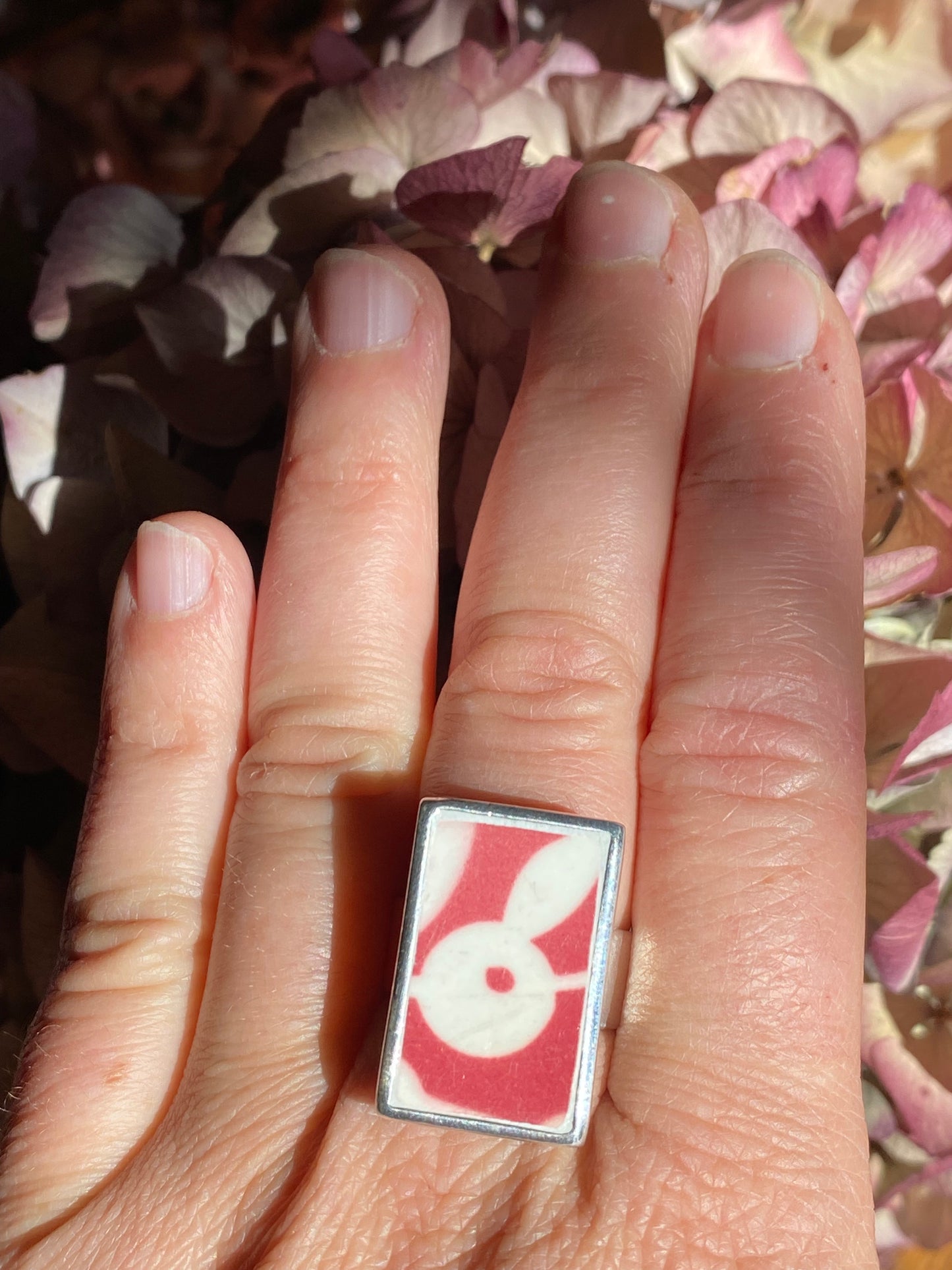 Bague rectangle rouge motifs géométriques