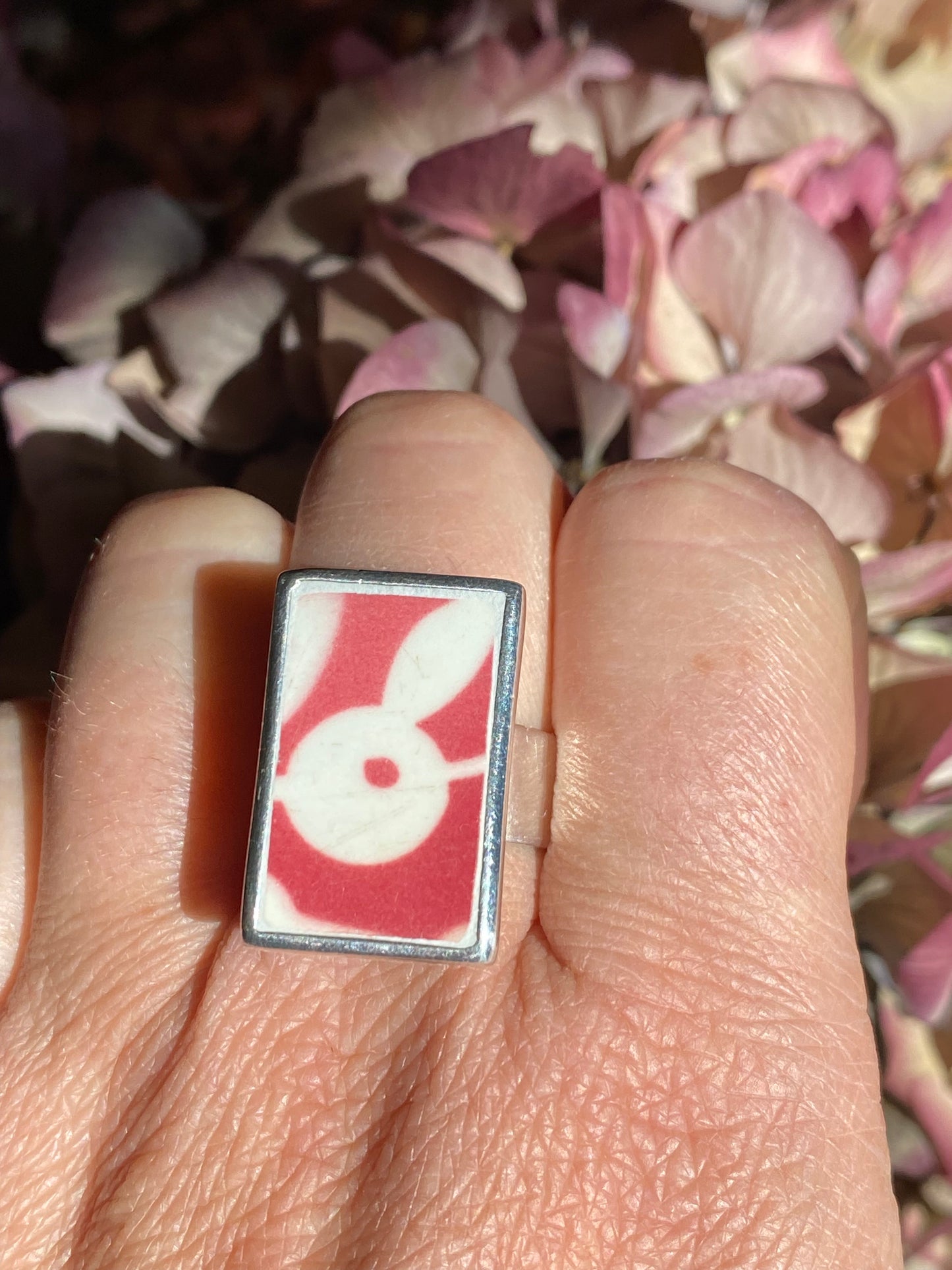 Bague rectangle rouge motifs géométriques
