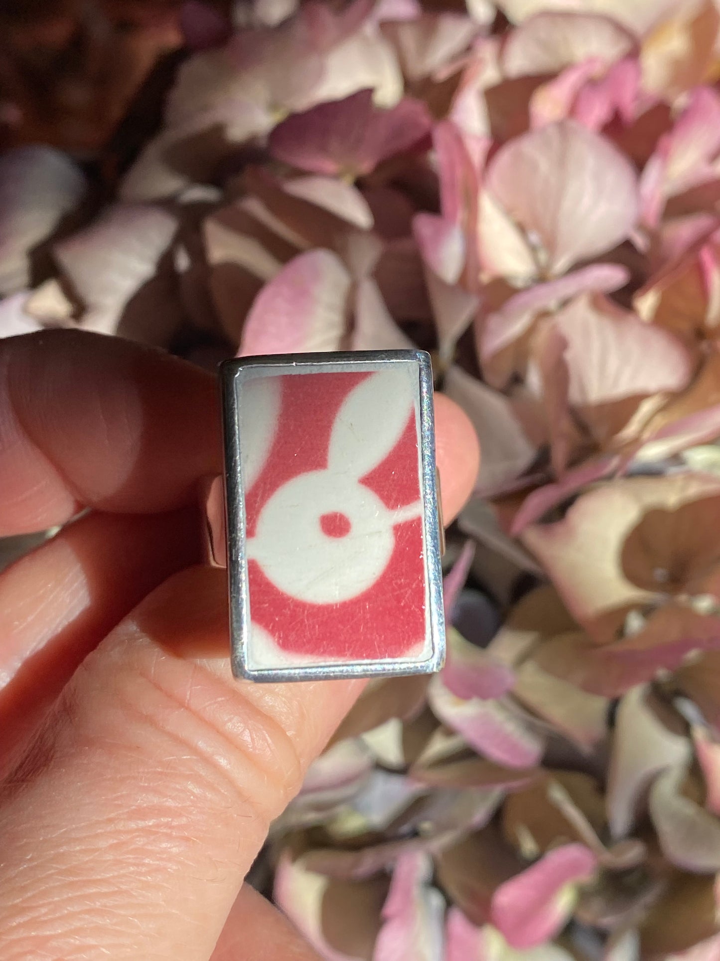 Bague rectangle rouge motifs géométriques