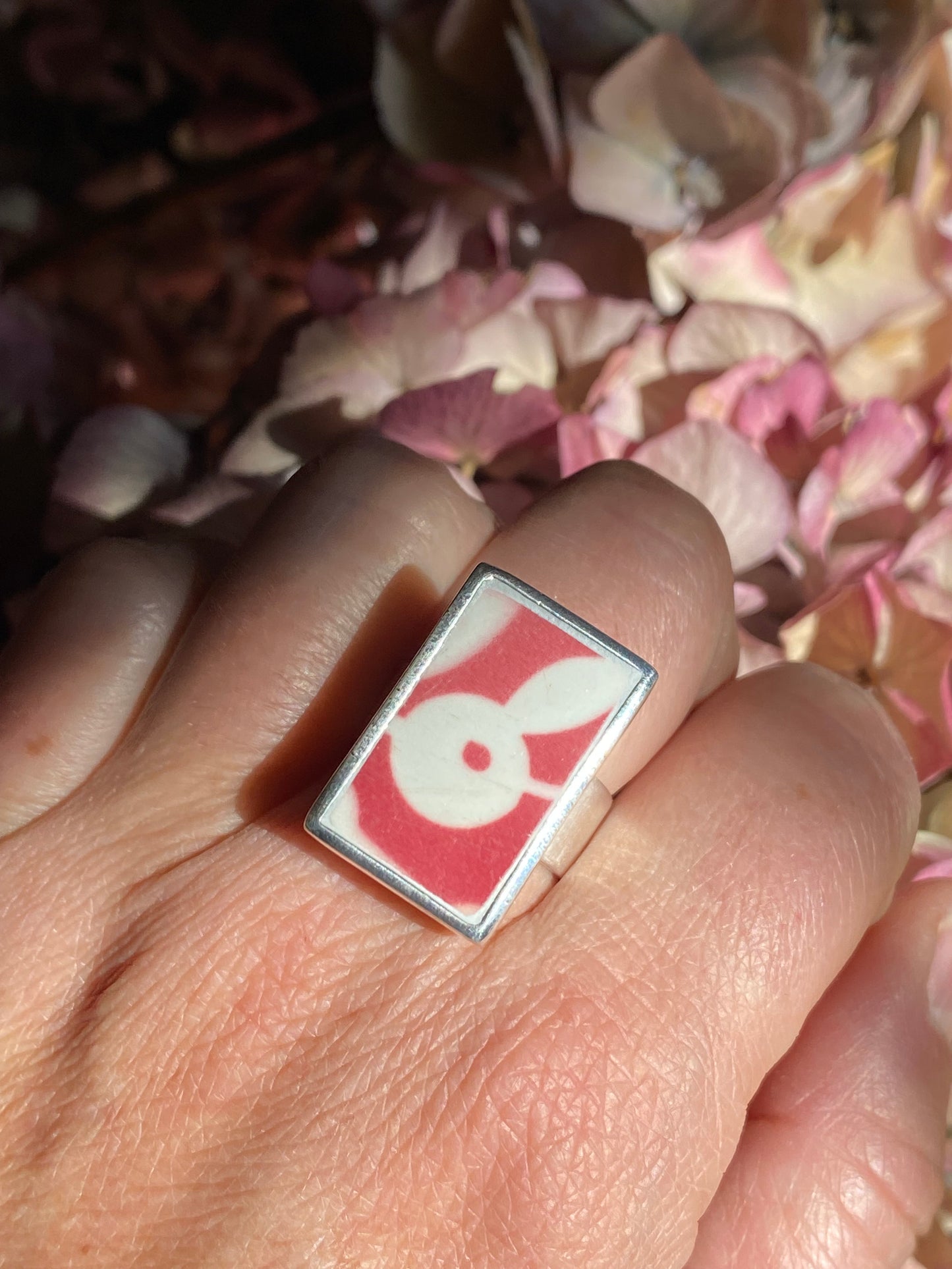 Bague rectangle rouge motifs géométriques