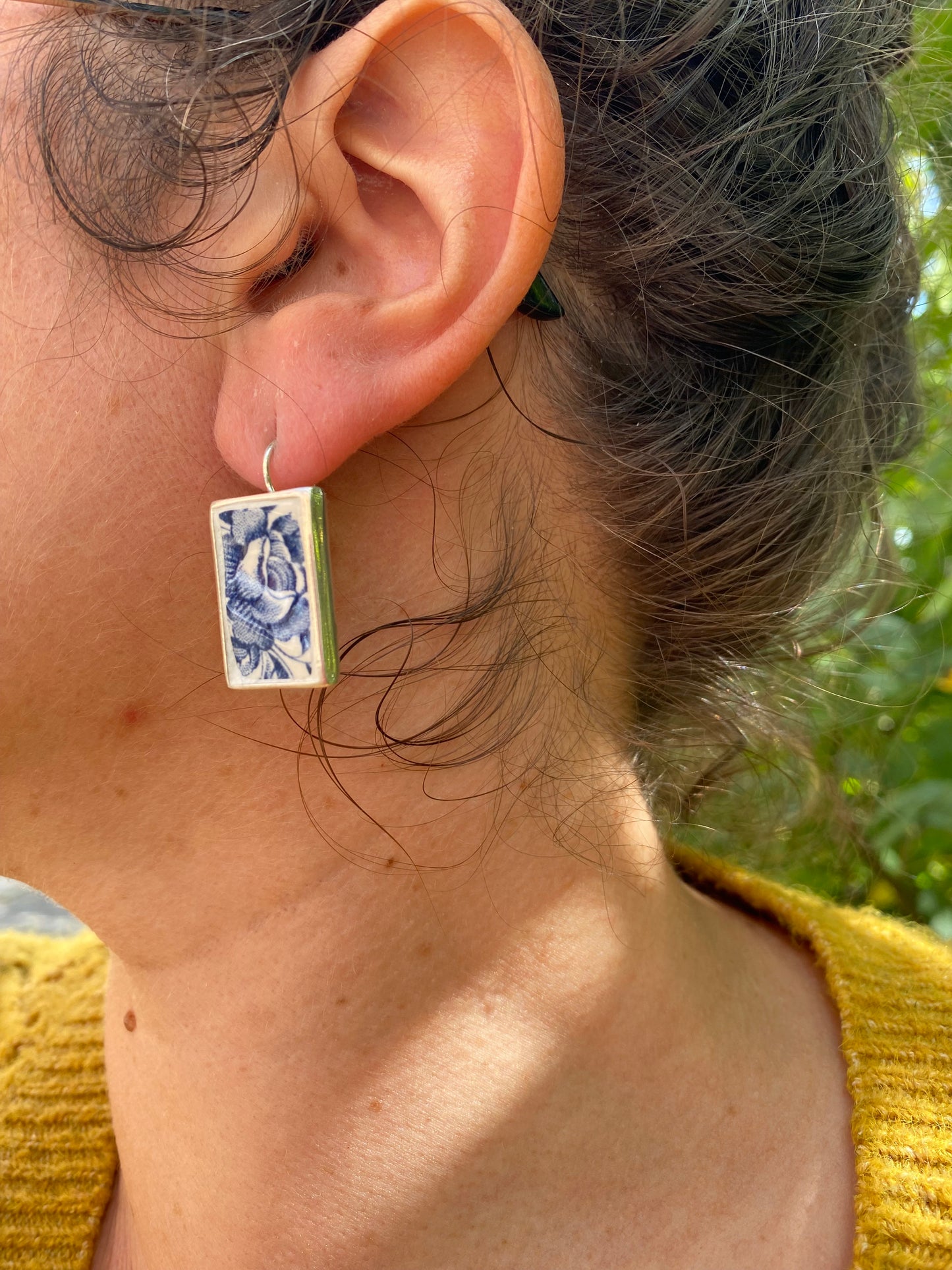 Boucles d'oreilles fleurs bleues en vieille assiette anglaise