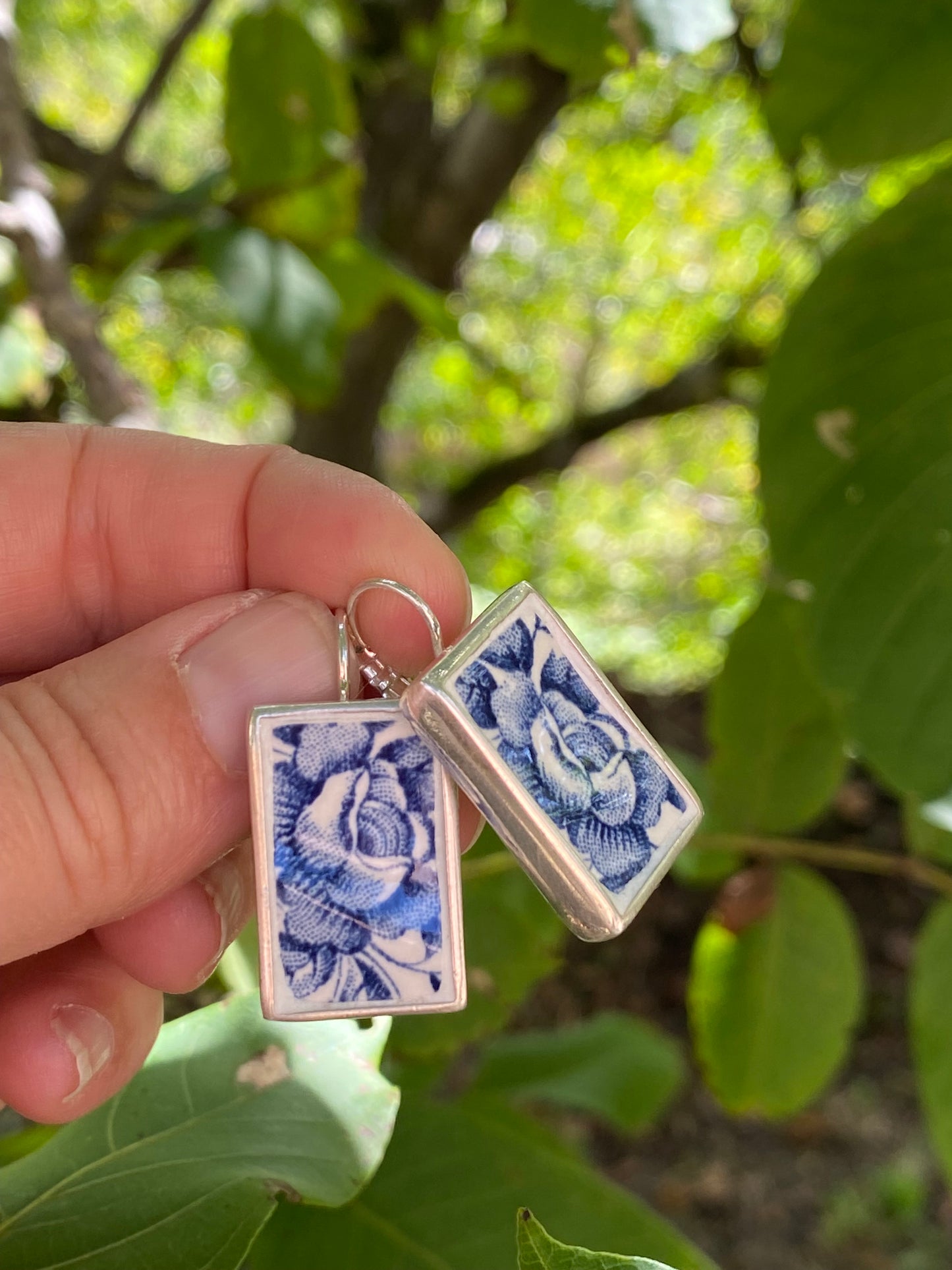 Boucles d'oreilles fleurs bleues en vieille assiette anglaise