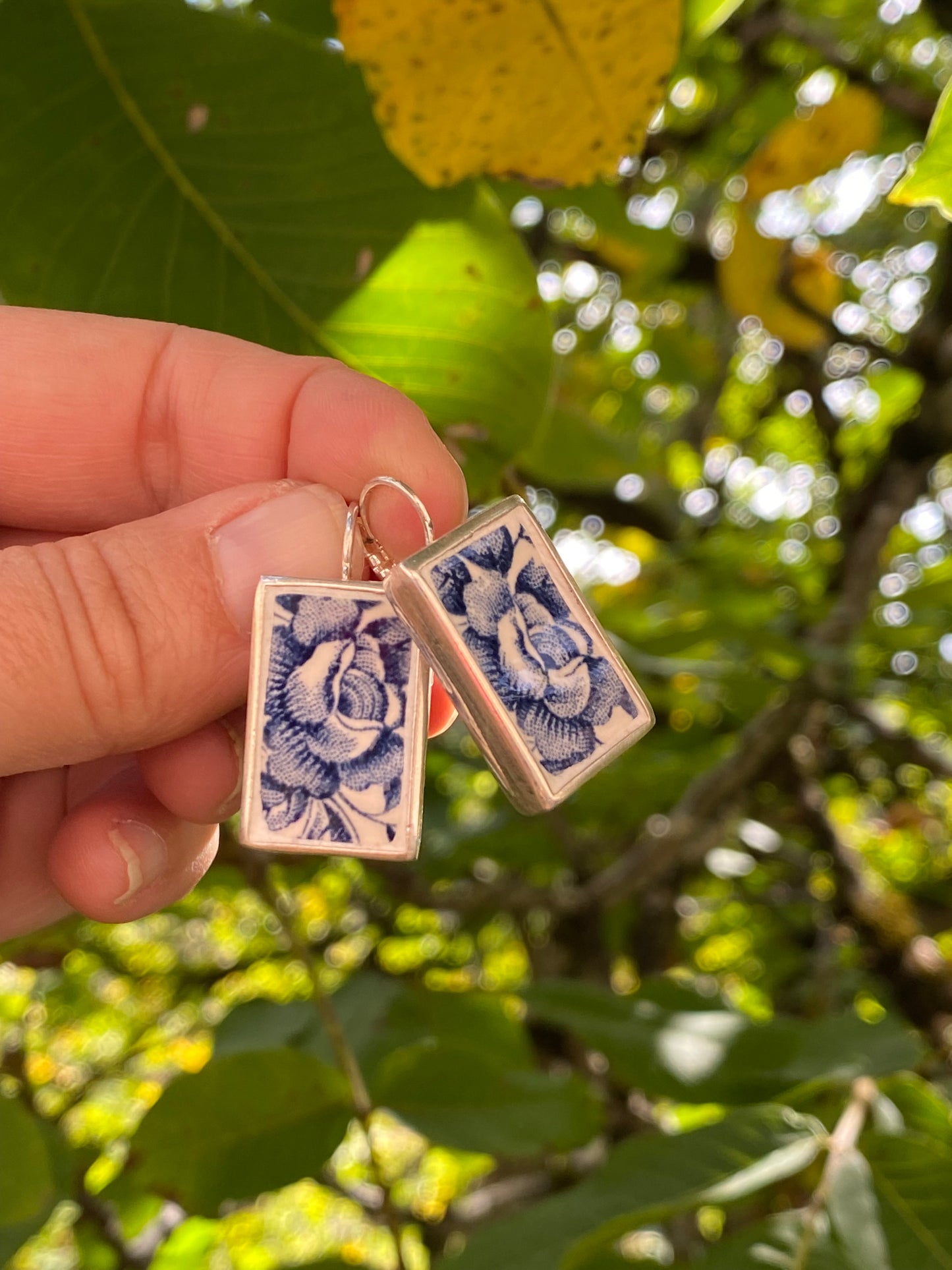 Boucles d'oreilles fleurs bleues en vieille assiette anglaise