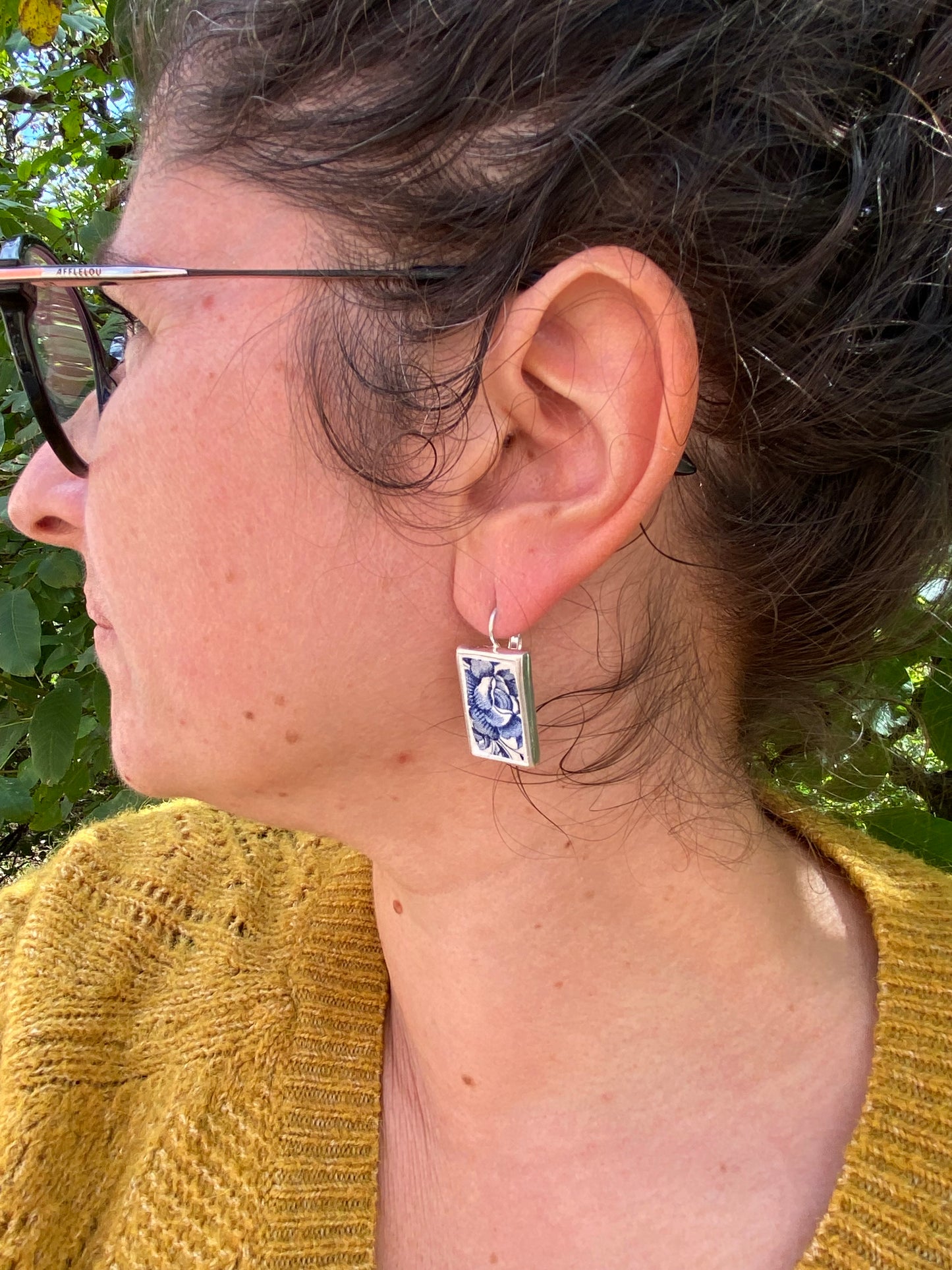 Boucles d'oreilles fleurs bleues en vieille assiette anglaise