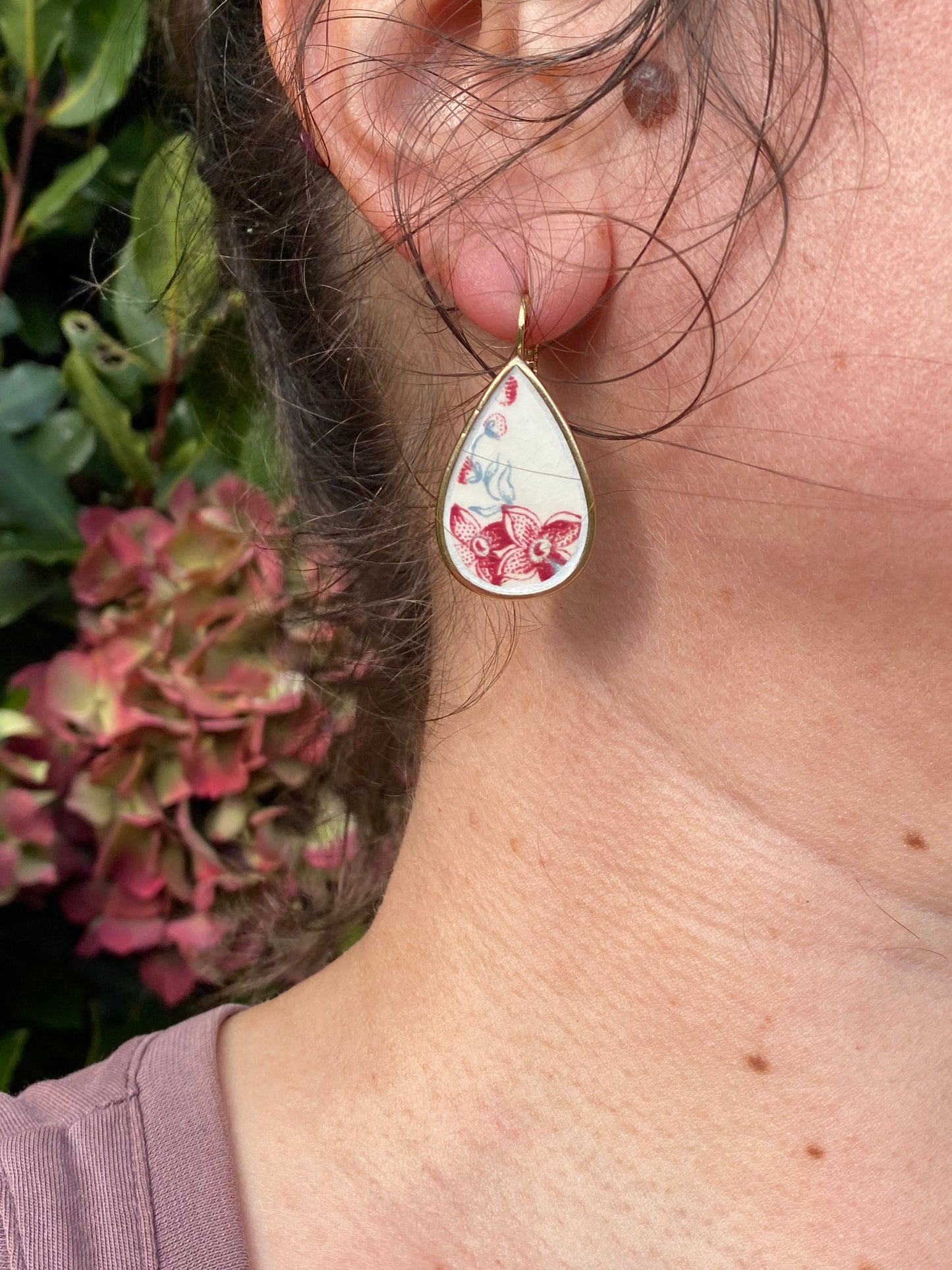 Boucles d'oreilles gouttes rouge de fer & grises