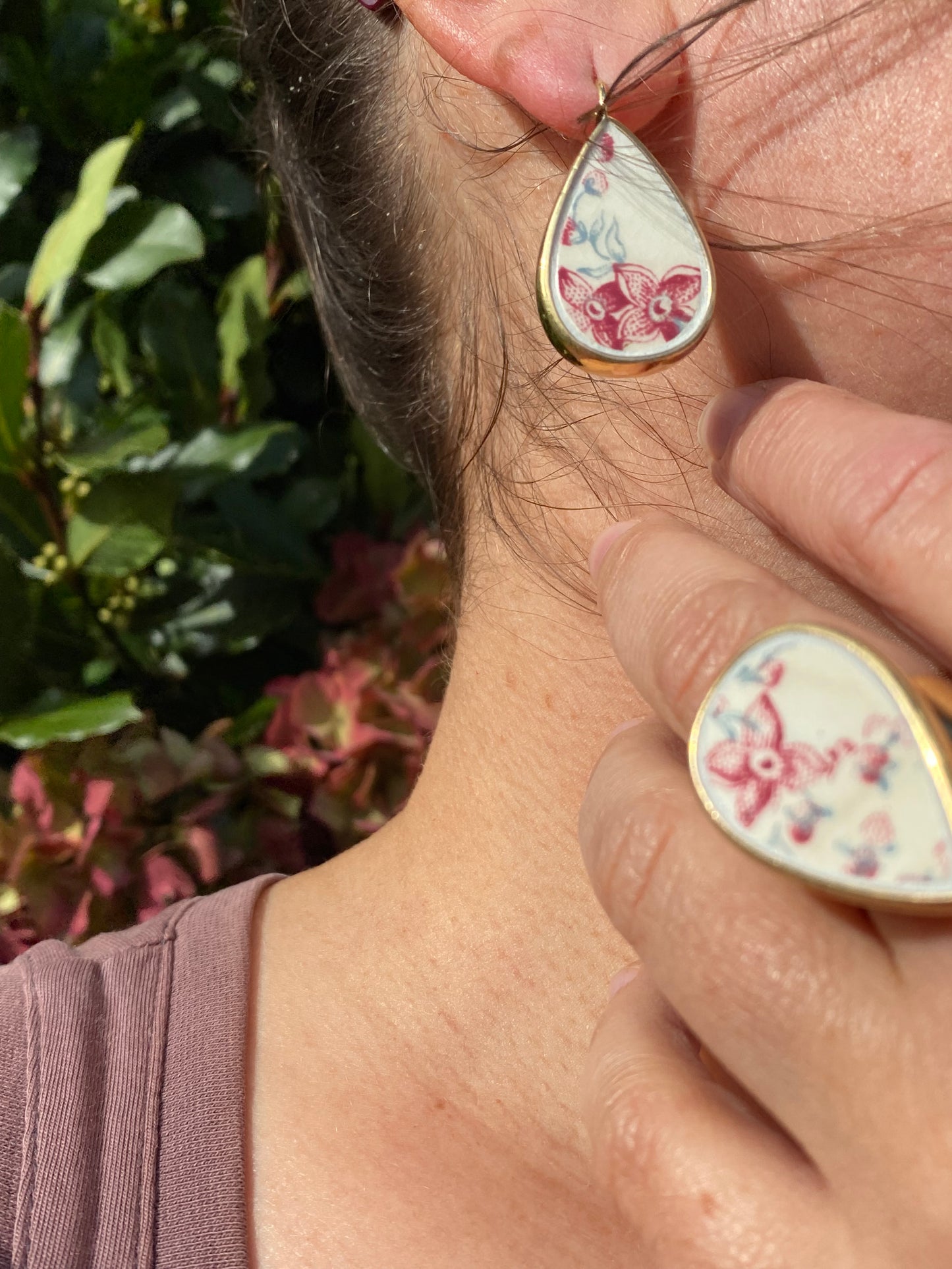 Boucles d'oreilles gouttes rouge de fer & grises