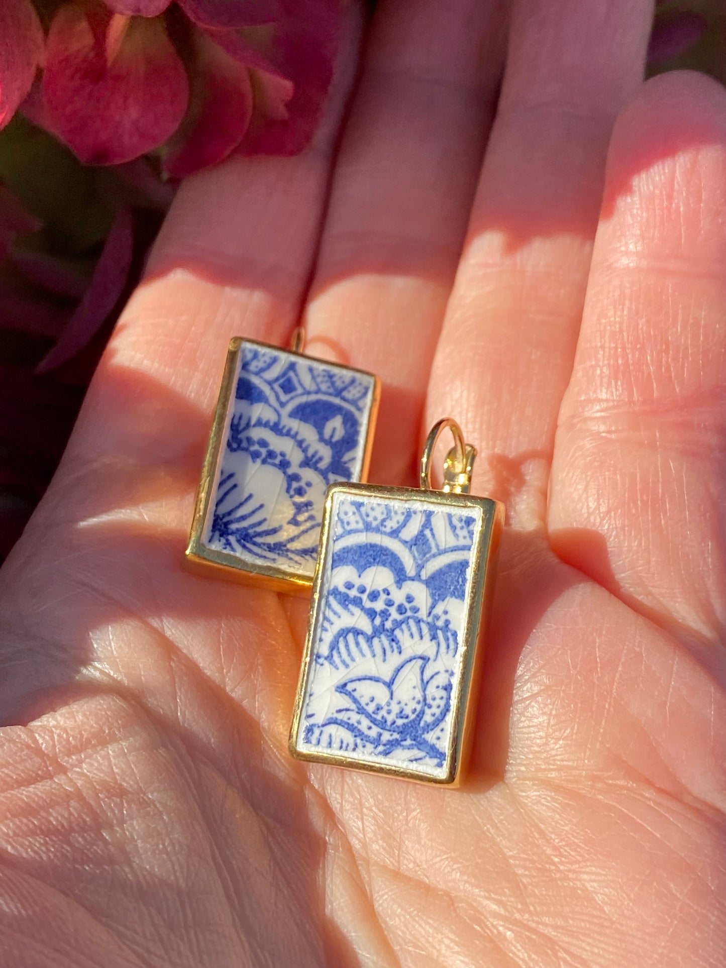 Boucles d'oreilles rectangle "fleur bleue" en Faïence ancienne
