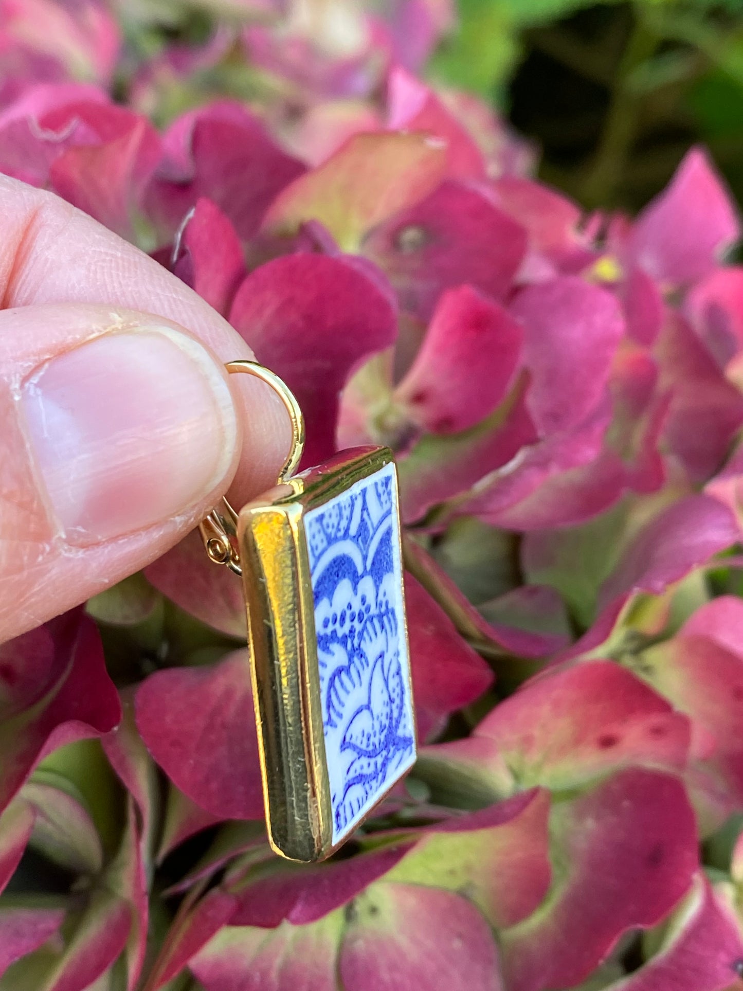 Boucles d'oreilles rectangle "fleur bleue" en Faïence ancienne