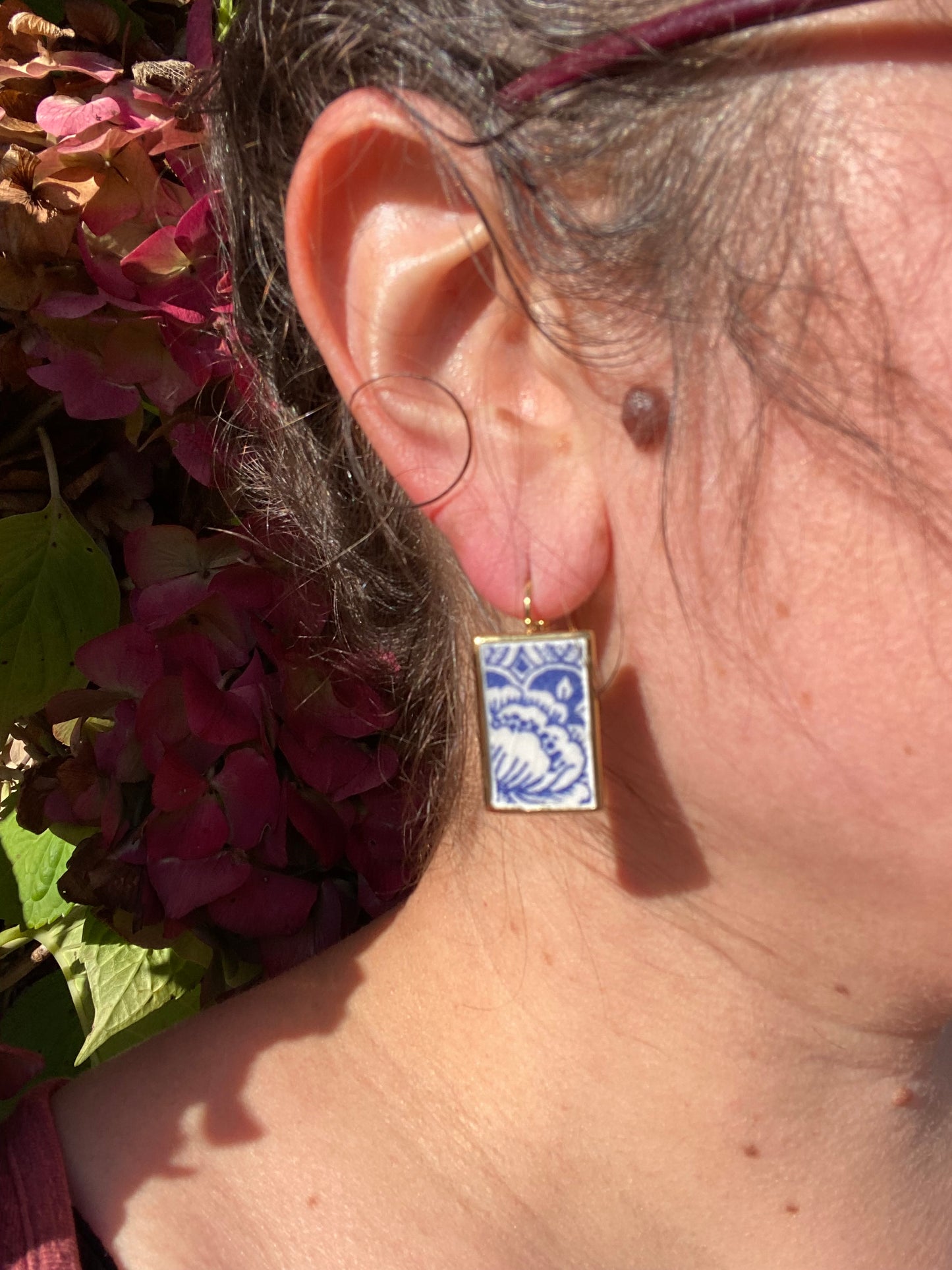 Boucles d'oreilles rectangle "fleur bleue" en Faïence ancienne