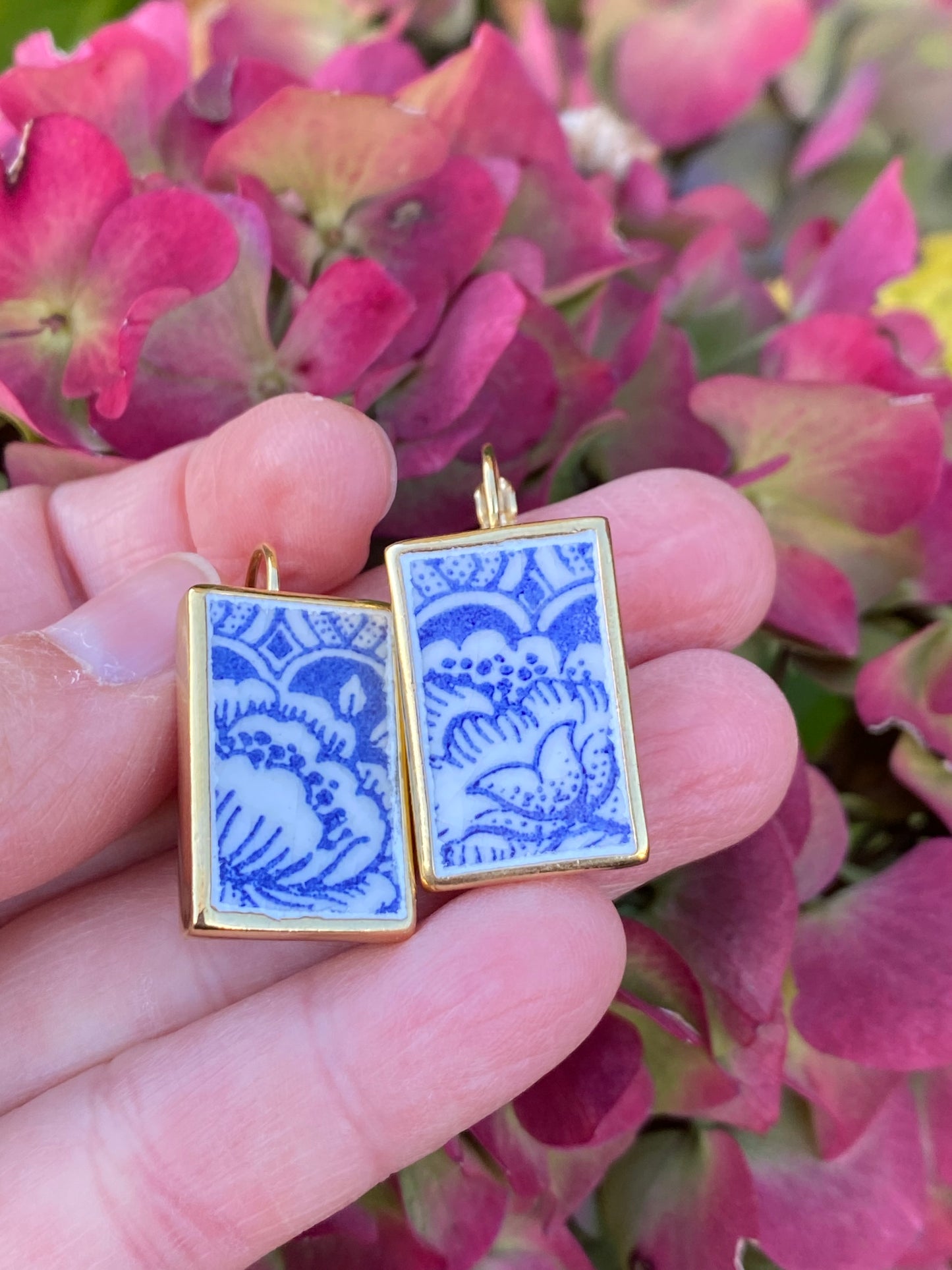 Boucles d'oreilles rectangle "fleur bleue" en Faïence ancienne