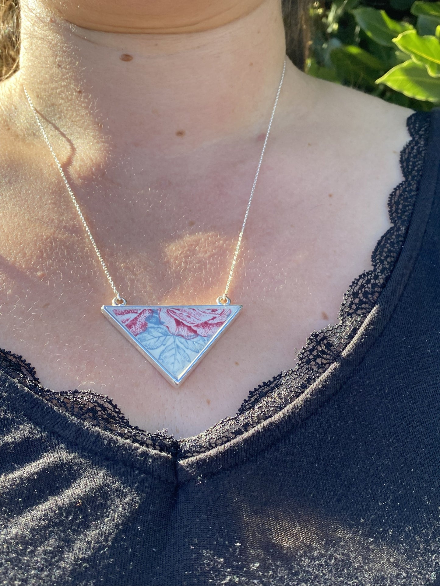 Collier triangle gris & rouge