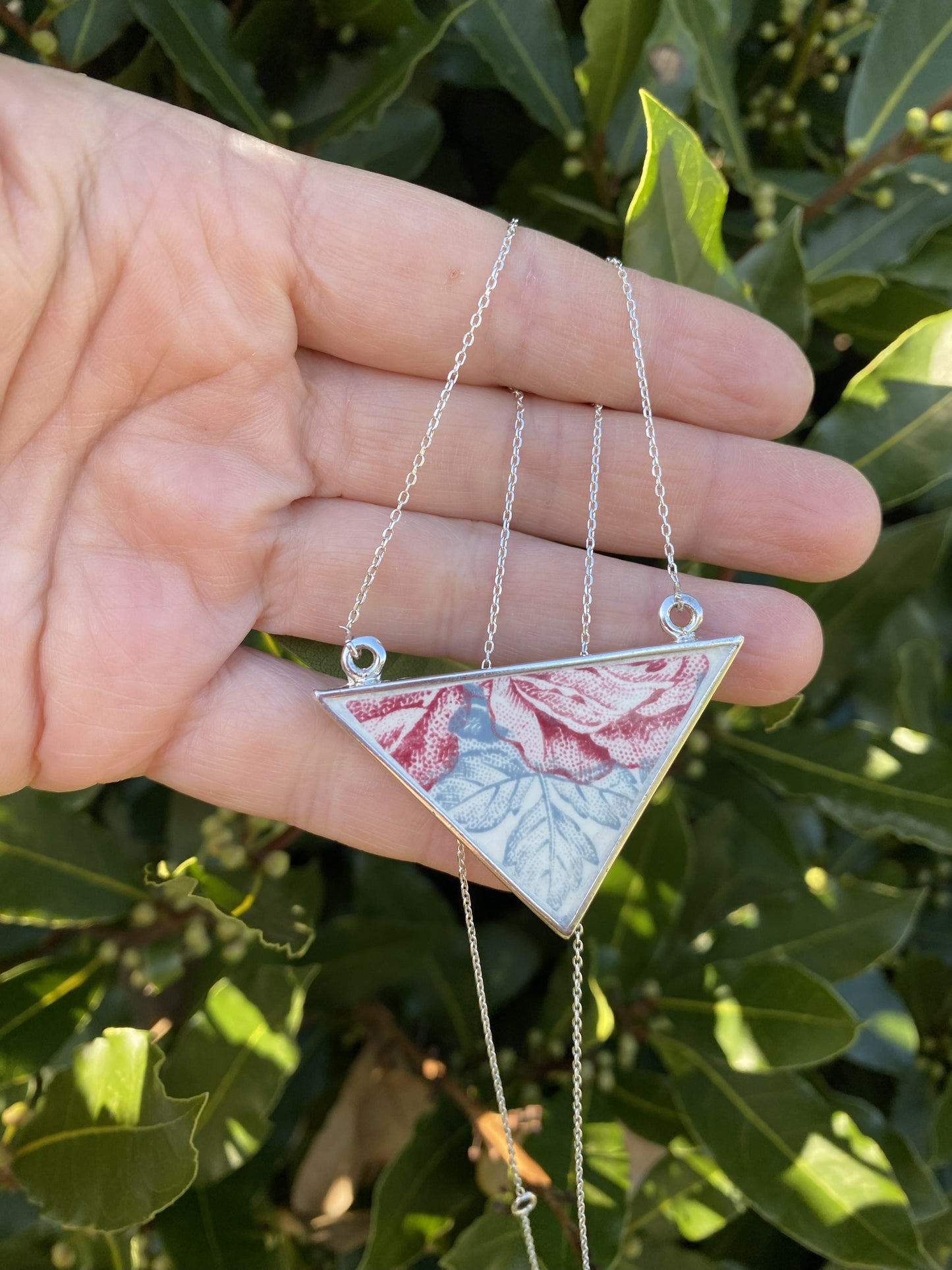 Collier triangle gris & rouge