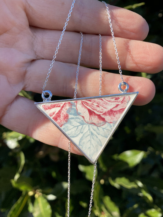 Collier triangle gris & rouge
