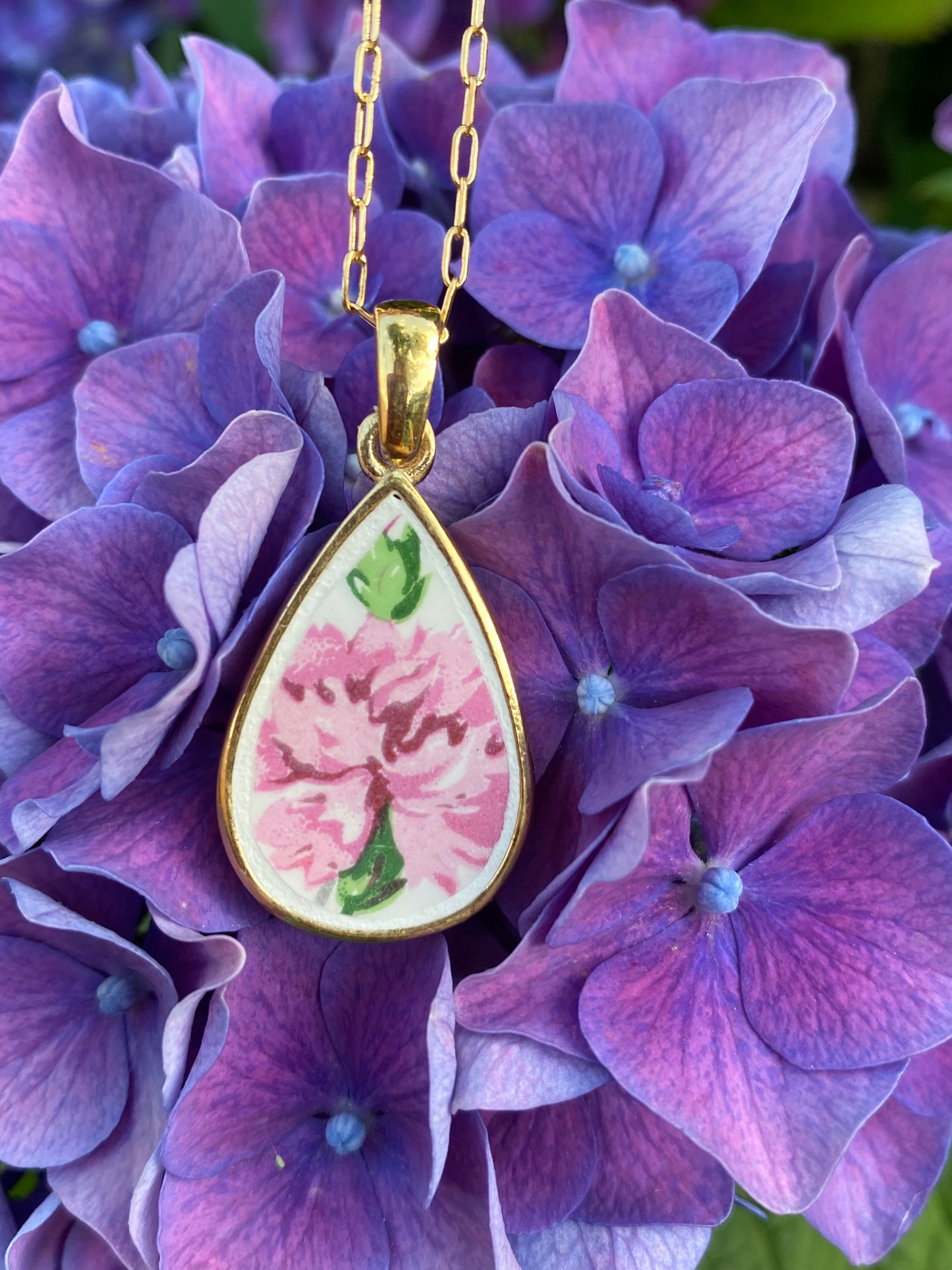 Collier goutte oeillets